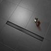 Imagen de Canaleta de ducha negra con rejilla lisa/baldosa